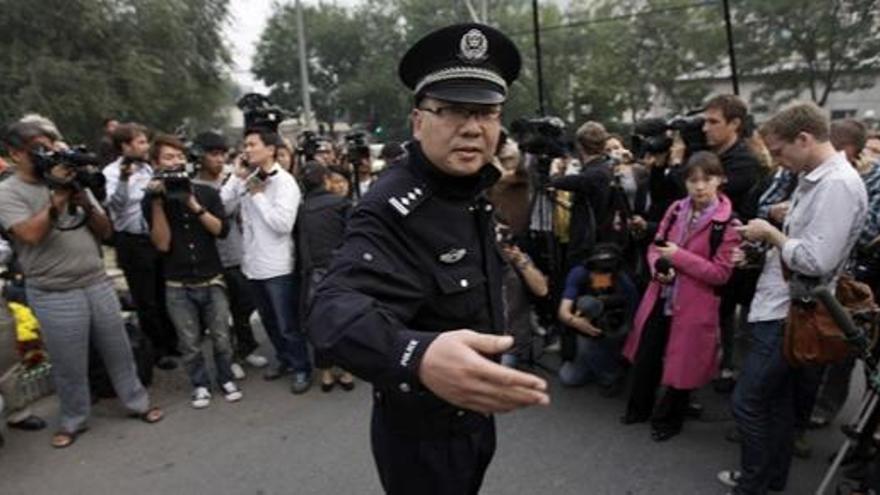 La Policía china vigila la entrada a la casa de la esposa del Nobel.