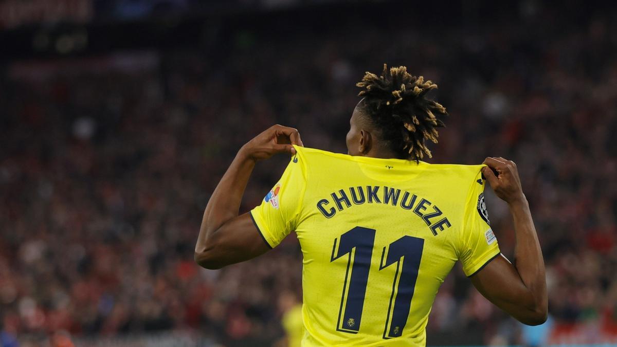 Chukwueze enseña orgulloso su nombre tras batir a Neuer y firmar el 1-1 que daba la clasificación al Villarreal.
