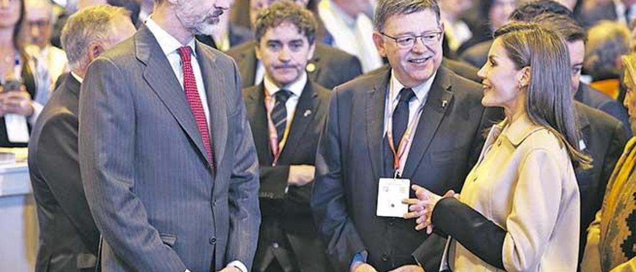 Los Reyes con el presidente de la Comunitat Valenciana, Ximo Puig, estand que sí visitaron.