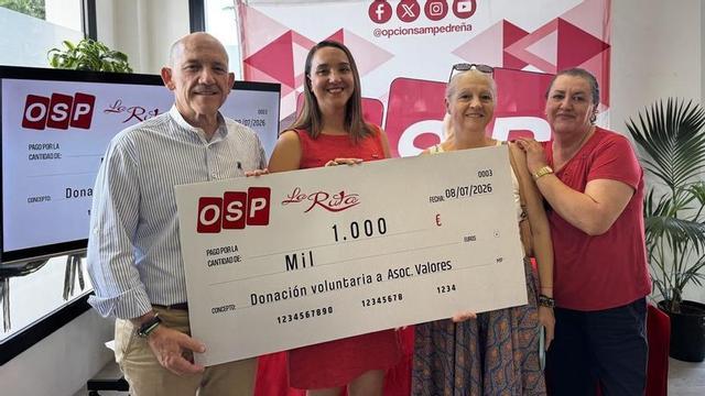 Responsables de OSP hacen entrega de un cheque de mil euros a responsables de la asociación Valores. | L.O.