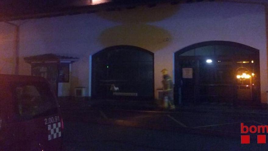 Un incendi en un restaurant de Salt fa desallotjar els clients i confinar un bloc de pisos