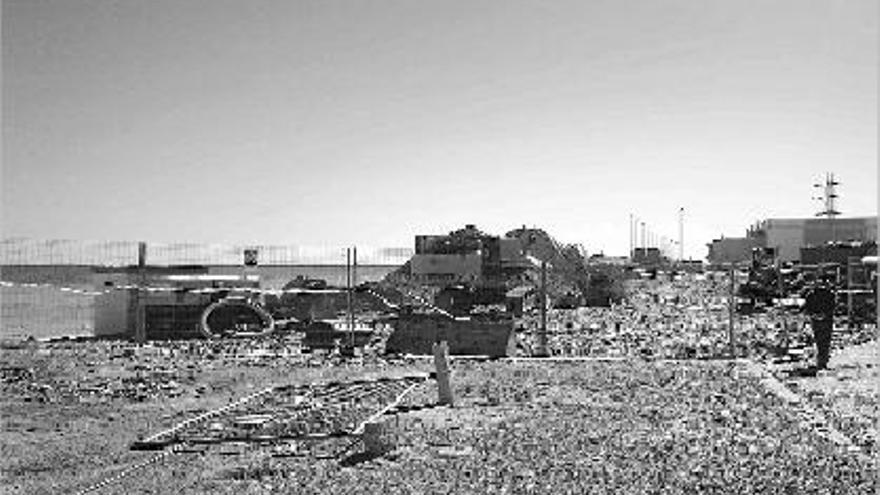 Las máquinas trabajan en la zona de la playa de la Mar Xica benicarlanda.