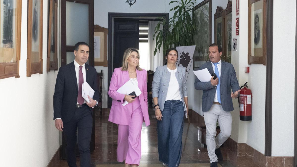 La presidenta de la Diputación, Marta Barrachina, junto a otros diputados