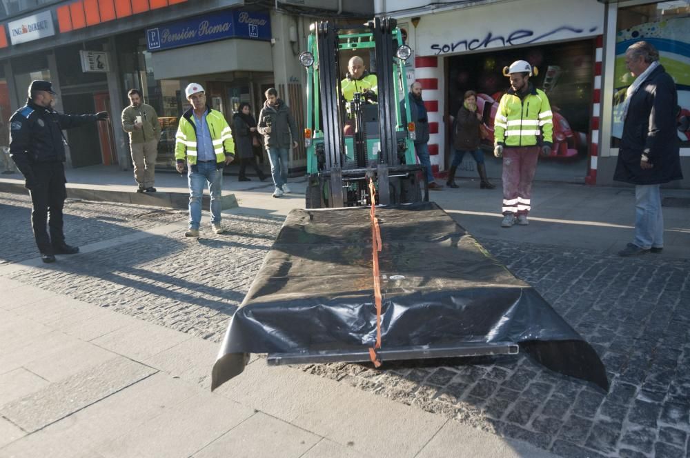 Abanca inicia el traslado del mural de Lugrís