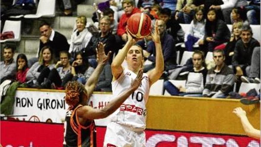 Adrijana Knezevic prova de llançar a cistella en l&#039;últim partit d&#039;Eurolliga, contra l&#039;Ekaterinburg a Fontajau.