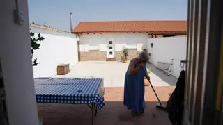 Los vecinos de los pueblos evacuados en León vuelven a casa: “Todos los alrededores son un desierto de cenizas”