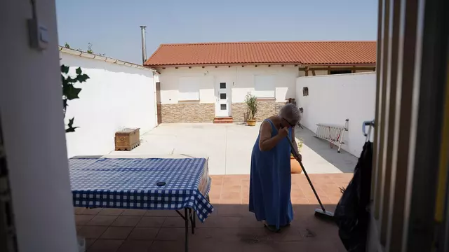 Los vecinos de los pueblos evacuados en León vuelven a casa: “Todos los alrededores son un desierto de cenizas”