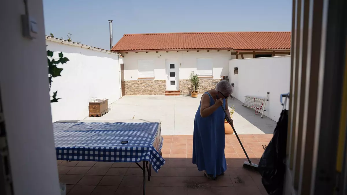 Los vecinos de los pueblos evacuados en León vuelven a casa: “Todos los alrededores son un desierto de cenizas”