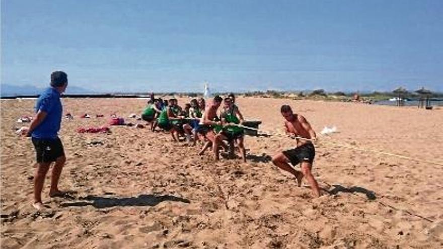 L&#039;equip es posa en forma amb un entrenament a la platja