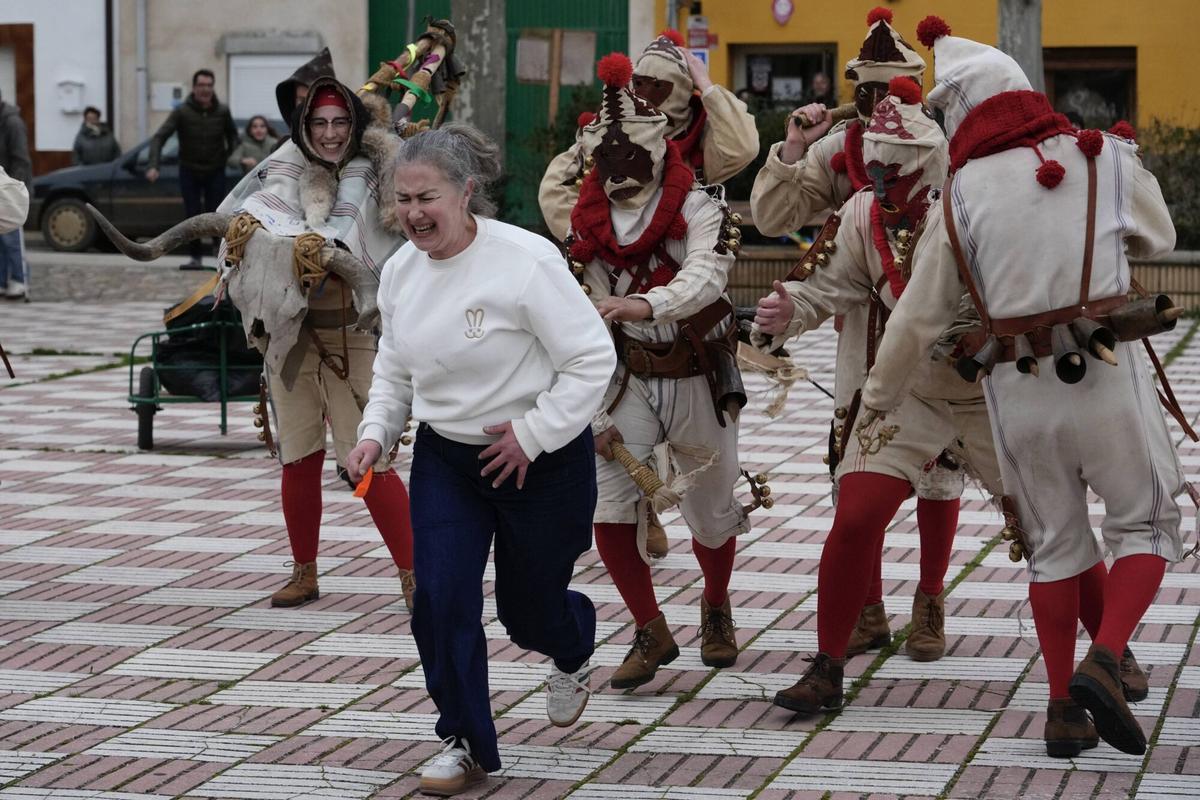 GALERÍA | La Vaquilla y los Cencerros reviven el antruejo más tradicional en Palacios del Pan
