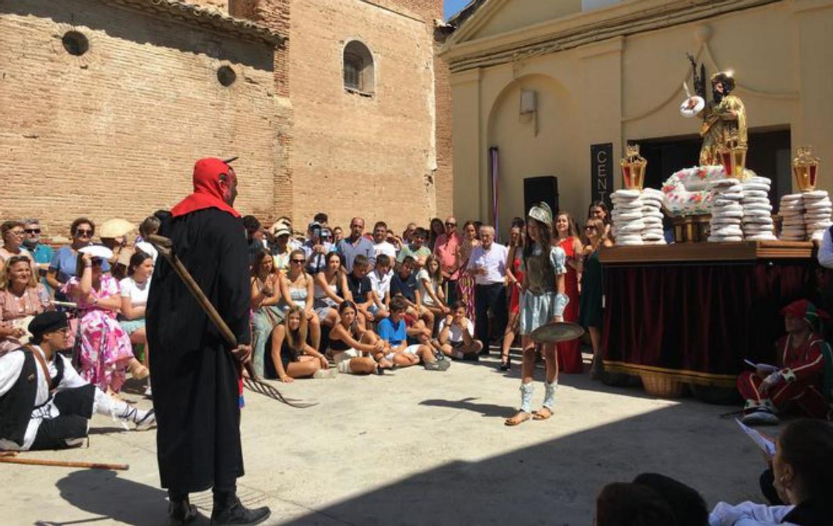 Representación teatral el diablo y el ángel. | SERVICIO ESPECIAL