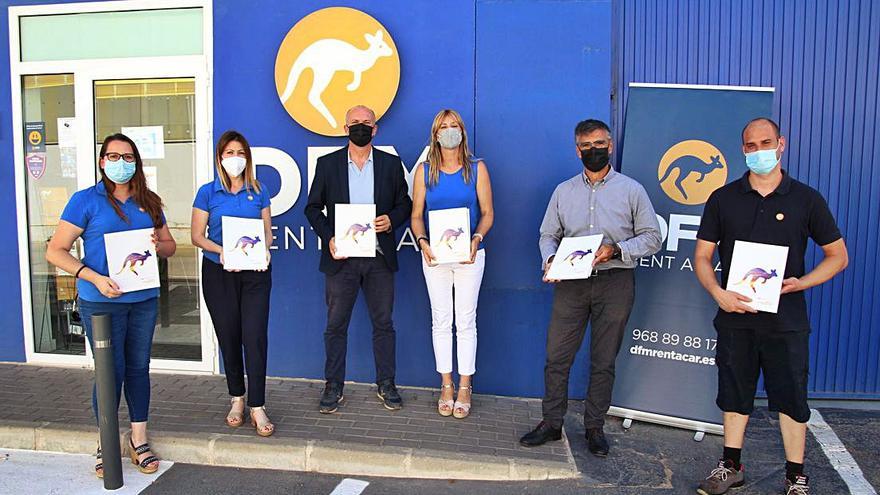 Longinos Marín (3º empezando por la izquierda), Isabel Sánchez (4ª empezando 
por la izquierda) y Damián Martínez (5º empezando por la izquierda) presentaron
 la memoria junto a algunos trabajadores de la empresa.  | DFM RENT A CAR