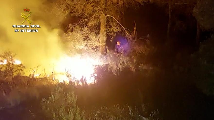 Dos guardias civiles sofocan un incendio en Enguera antes de que se propagara durante la madrugada