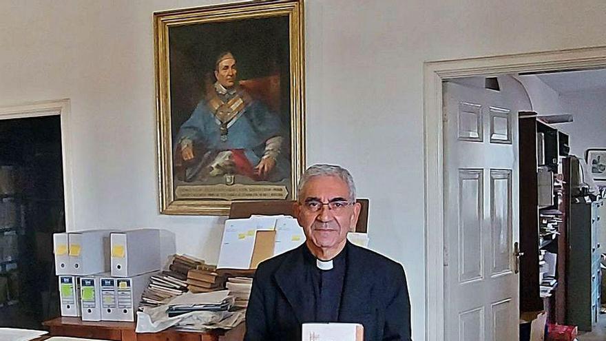 Avelino Bouzón, tras el privilegio de Doña Urraca de 1071 y sosteniendo el libro de Lucy K. Pick.
