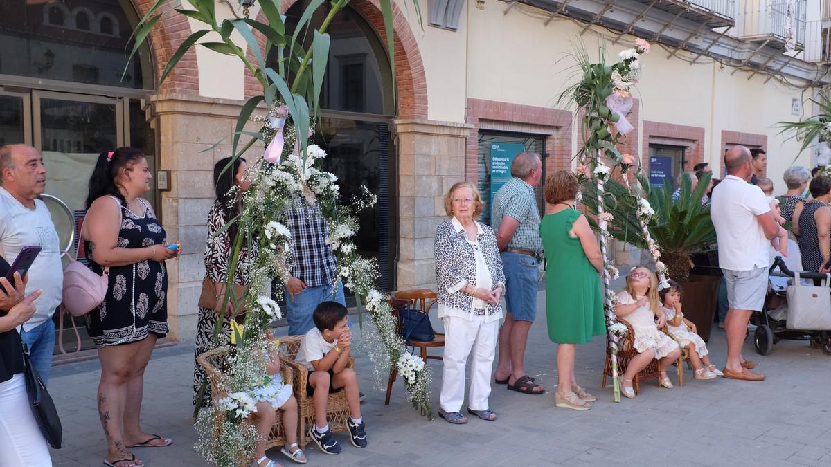 Multitud de familias cumplen con la tradición de montar las Barraquetes para los menores de la casa.