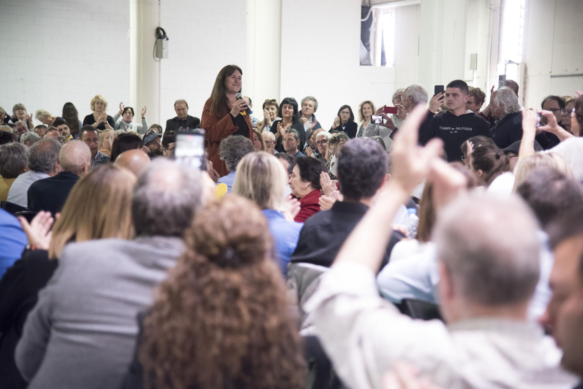 Laura Borràs es estimada en un acte amb els seus afins a Manresa