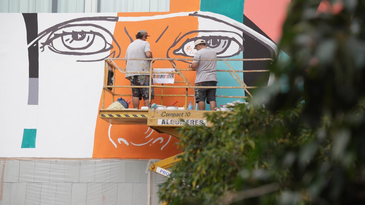 Rafael Monzón y Antonio Cruz (CNFSN+) pintando la obra del Teatro Cuyás el nuevo mural que dialoga con el realizado por Felo Monzón.