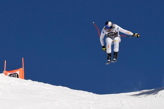 Dominik Paris, de Italia, compite en el downhill masculino de Lauberhorn durante la Copa del Mundo de esquí alpino FIS, en Wengen.