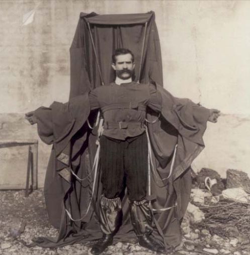 El sastre con su traje volador antes del trágico salto mortal