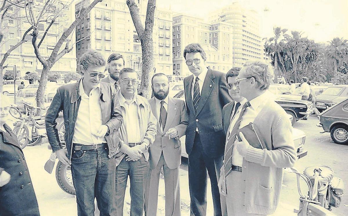 Guillermo Jiménez Smerdou con el alcalde Pedro Aparicio en 1079