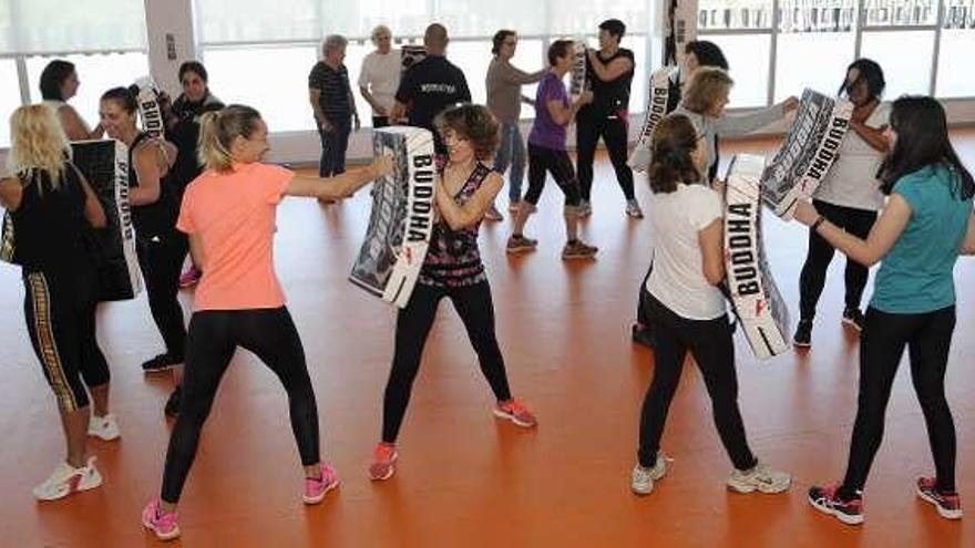 Curso de autodefensa para mujeres, ayer, en Lalín.  // Bernabé/Javier Lalín