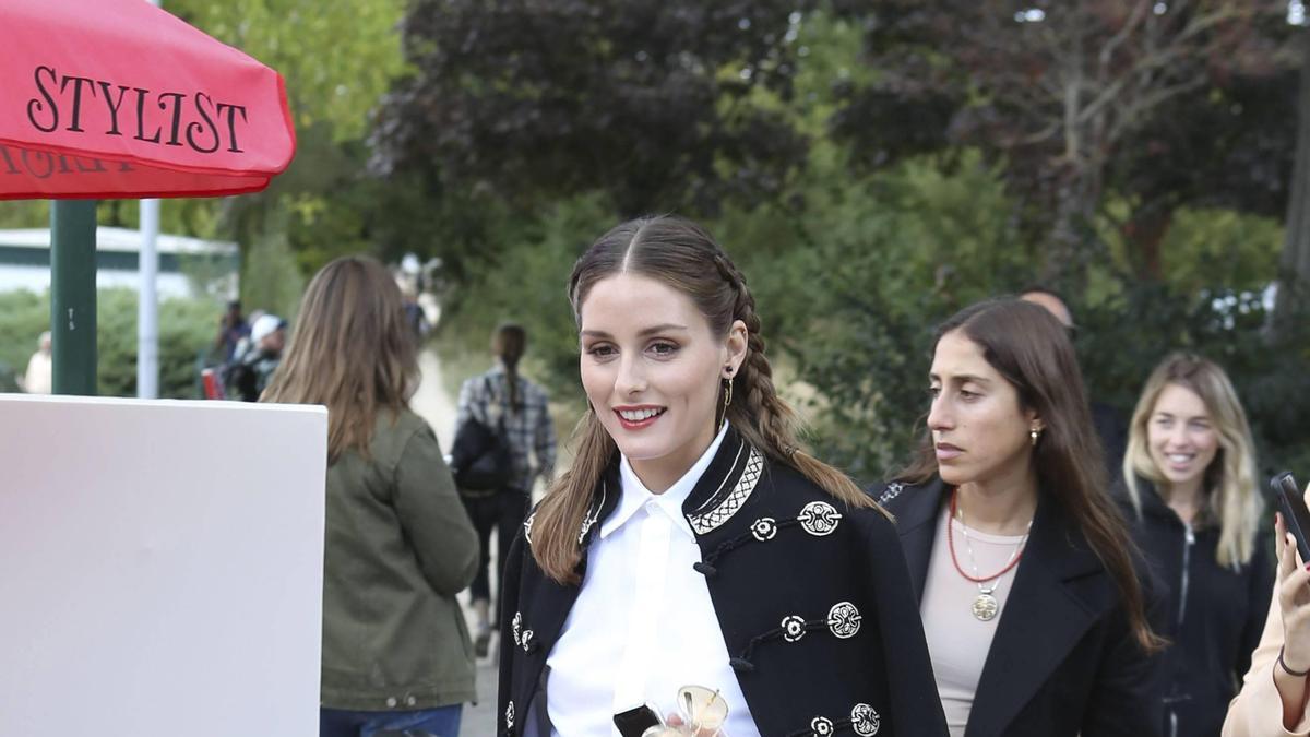 Olivia Palermo asiste al desfile de Dior en París con un look en blanco y negro