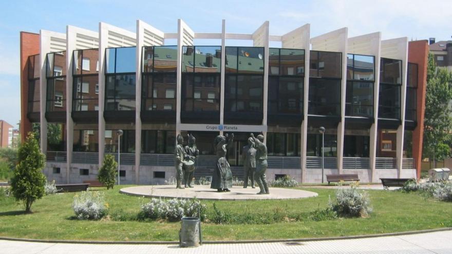 El edificio que construyó el Grupo Planeta en la plaza Juanín de Mieres de La Corredoria. | LNE