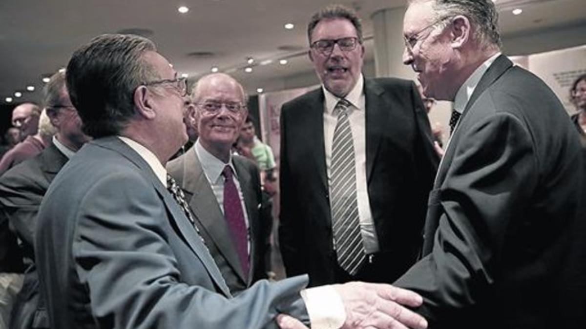 Josep Maria Bosch (derecha) saluda a Miguel Herrero y Rodríguez de Miñón, ayer.