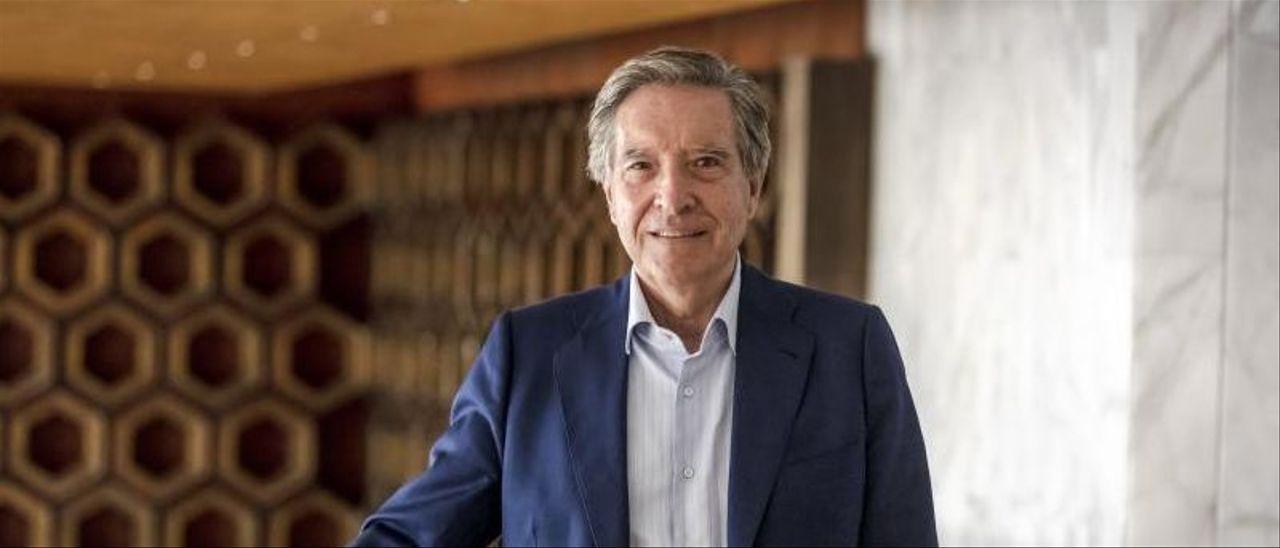 Iñaki Gabilondo posa ayer en el hotel Valparaíso para la entrevista concedida a este periódico.