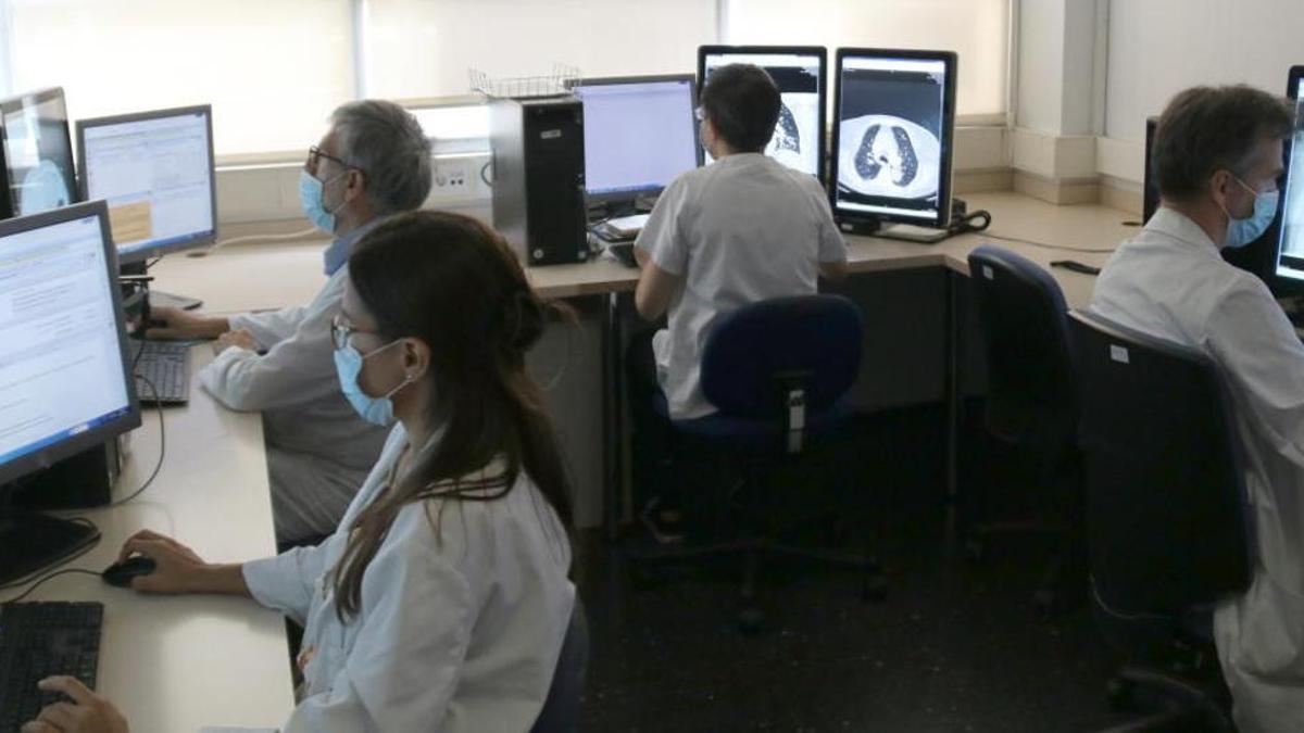Sala on s'analitzen els TAC pulmonars de l'hospital Vall d'Hebron.