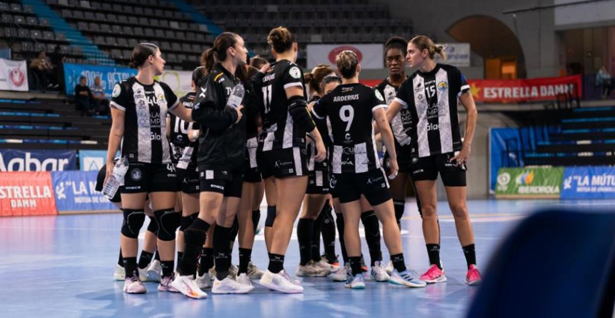 Las malagueñas, tras acabar el partido en Granollers.