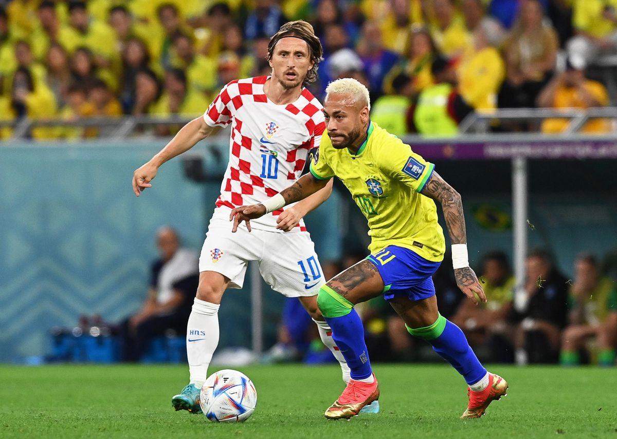 Doha (Qatar), 09/12/2022.- Luka Modric (L) of Croatia in action against Neymar (R) of Brazil during the FIFA World Cup 2022 quarter final soccer match between Croatia and Brazil at Education City Stadium in Doha, Qatar, 09 December 2022. (Mundial de Fútbol, Brasil, Croacia, Catar) EFE/EPA/Georgi Licovski