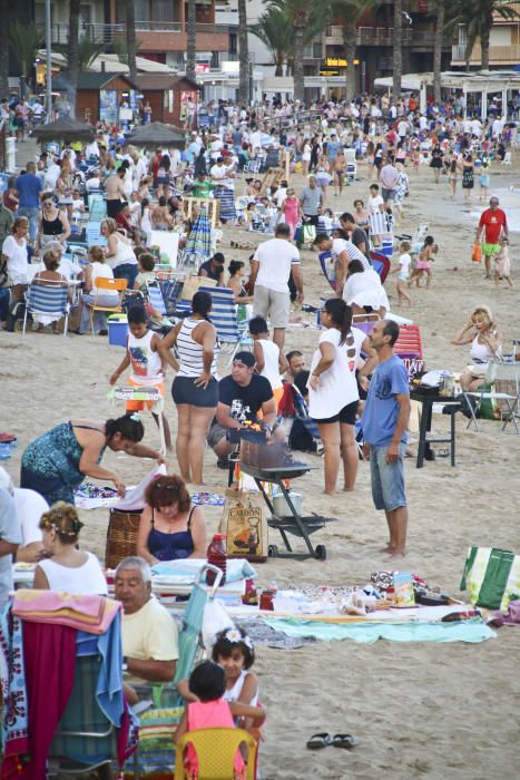 Noche de hogueras, baños, en las playas de la Vega Baja. En las imágenes grupos de amigos y familias en la playa del Cura de Torrevieja