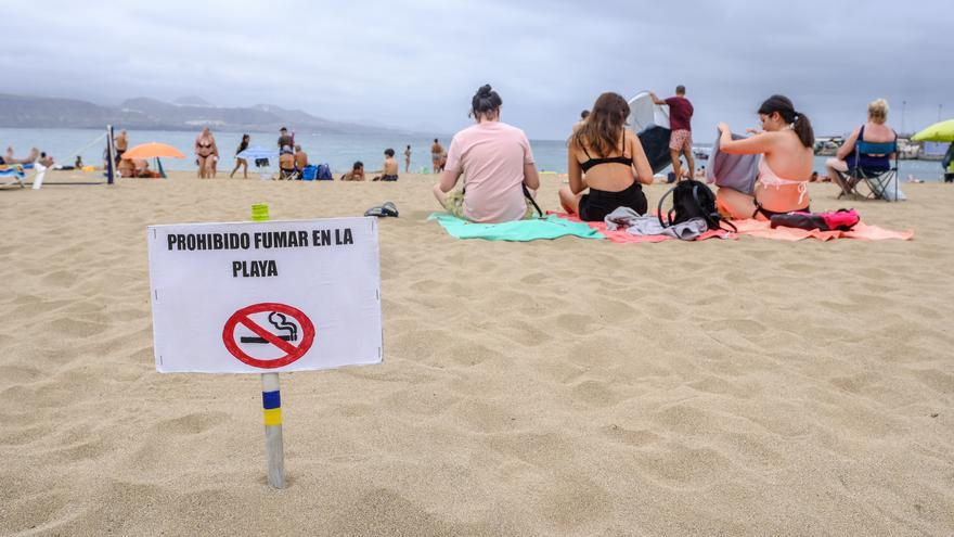 Los microplásticos se concentran en la Cícer y las colillas en El Confital