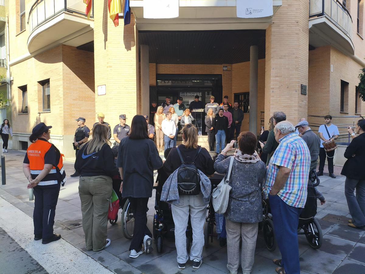 Un momento del minuto de silencio en Albal