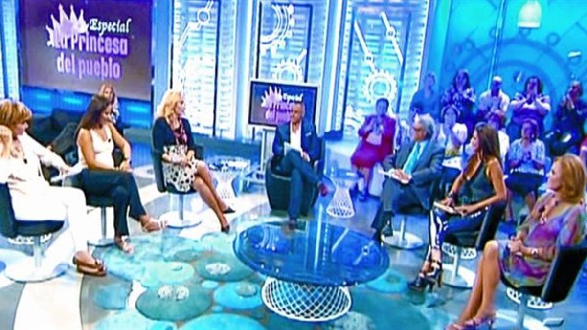 Imagen del plató de 'La noria' durante la emisión de uno de los debates que modera Jordi González (centro).