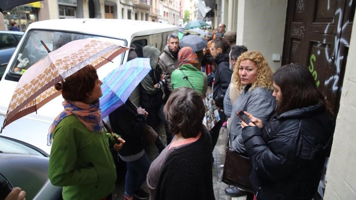 Movilización para impedir un desahucio en el Poble Sec de Barcelona.