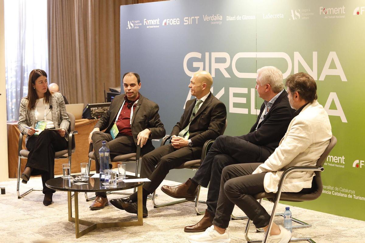 Maria Mora, Albert Tort, David Garriga, Xavier Oleart i Josep-Ramon Ferrer, a una taula rodona.