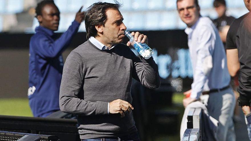 Felipe Miñambres bebe agua en un acto del Celta en el estadio de Balaídos.