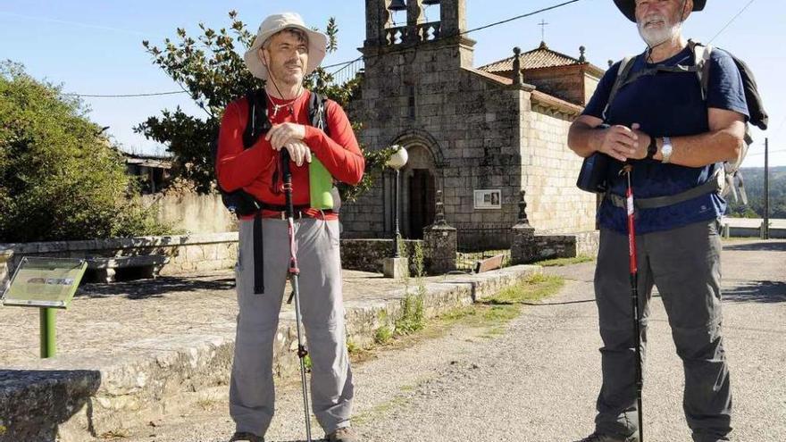 Dos peregrinos posan junto a la iglesia de Taboada, en Silleda. // Bernabé/Javier Lalín