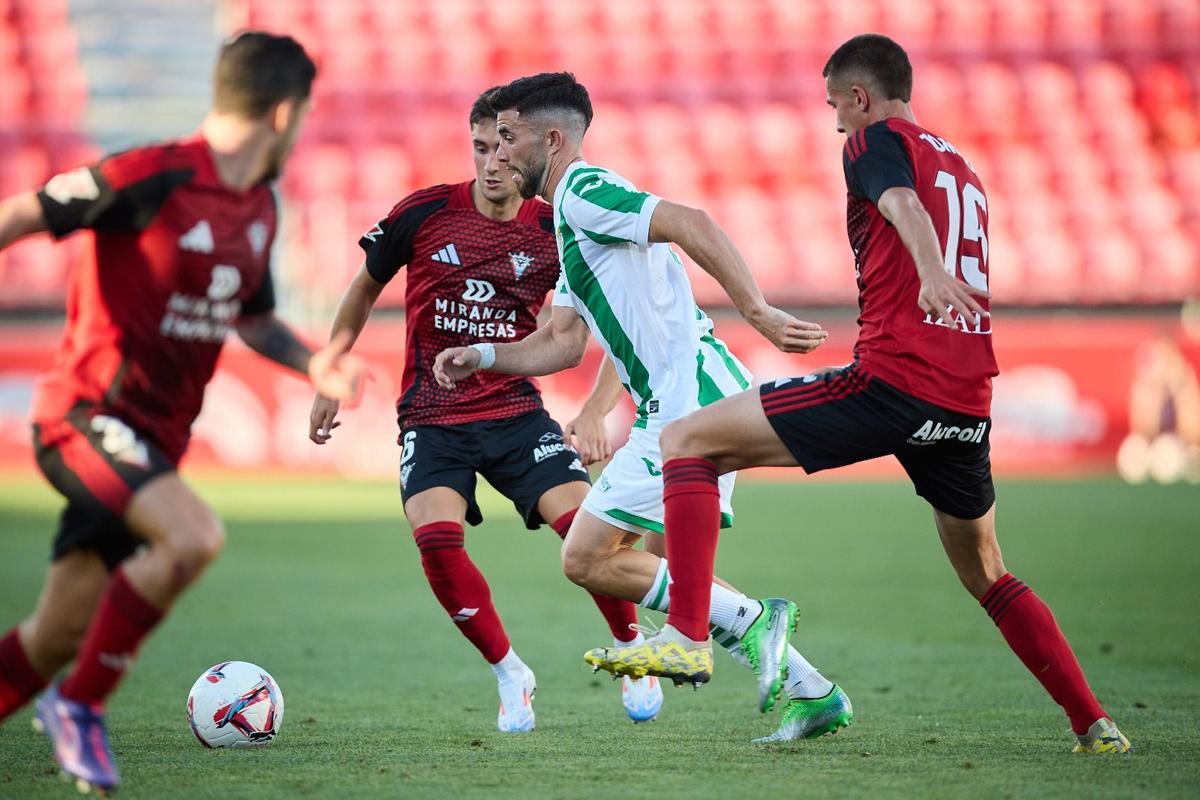 Lance del encuentro entre el Mirandés y el Córdoba CF en Anduva.