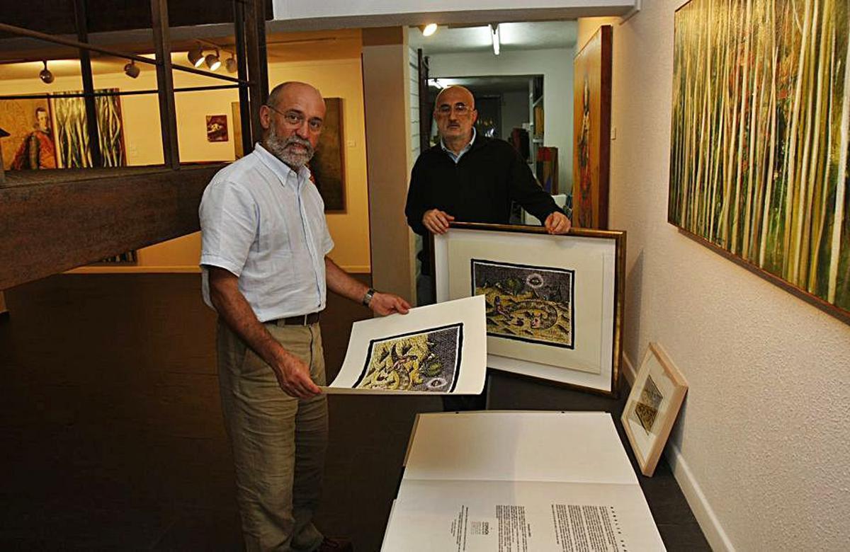 Amador Fernández Carnero, galerista de Cornión, en el  escaparate de su local, en  Gijón. |