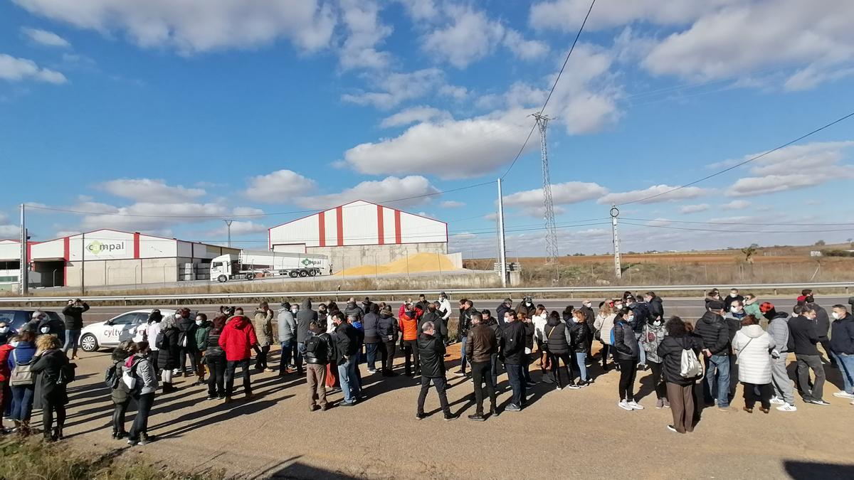Participantes en la movilización, en las puertas de la fábrica de Siro en Toro