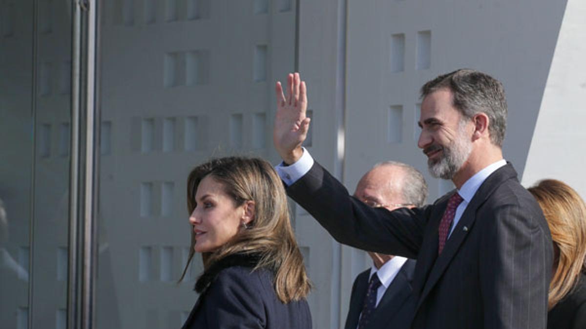 Letizia Ortiz con traje de chaqueta azul marino de Hugo Boss