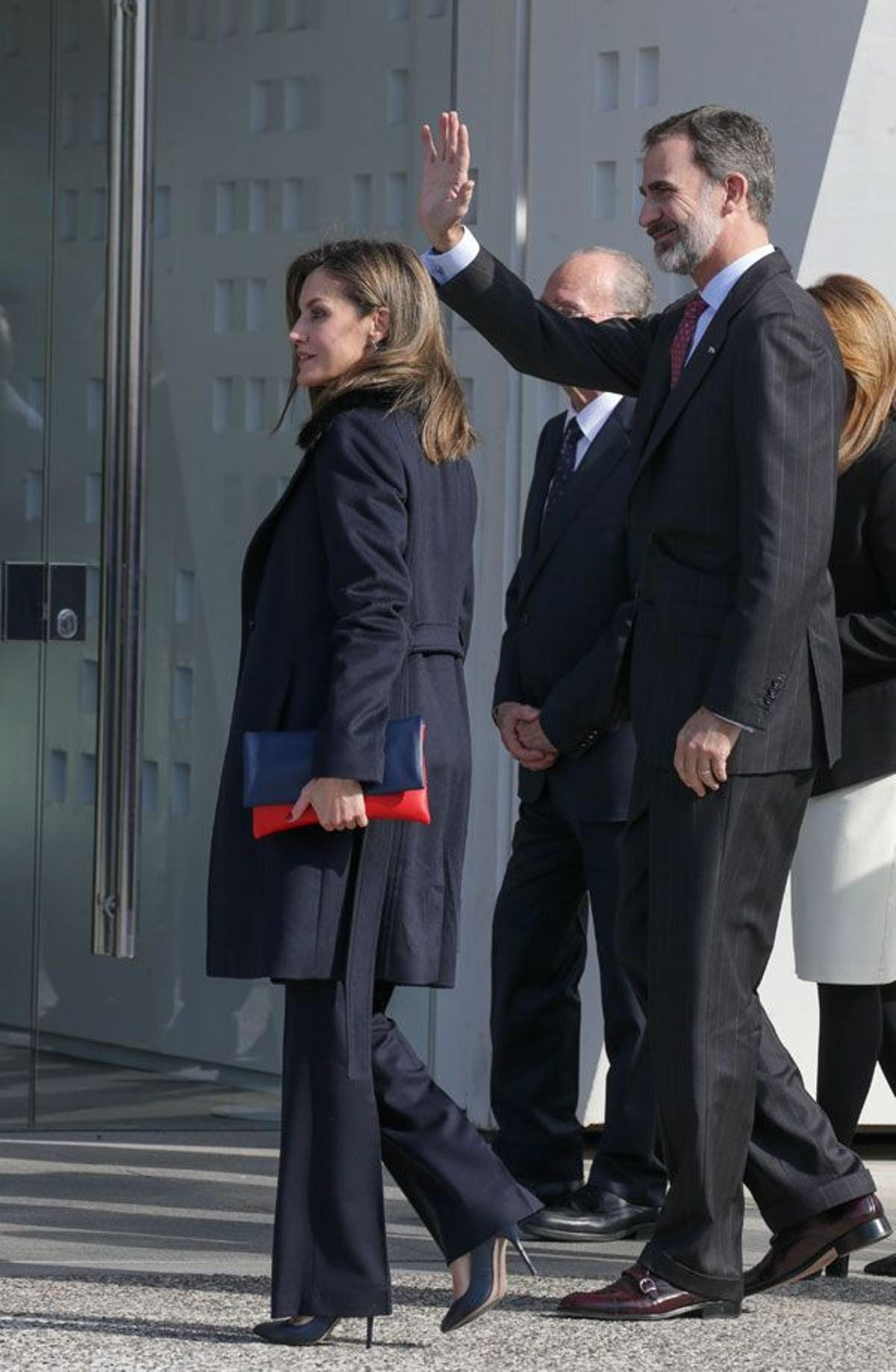 Letizia Ortiz con traje de chaqueta azul marino de Hugo Boss