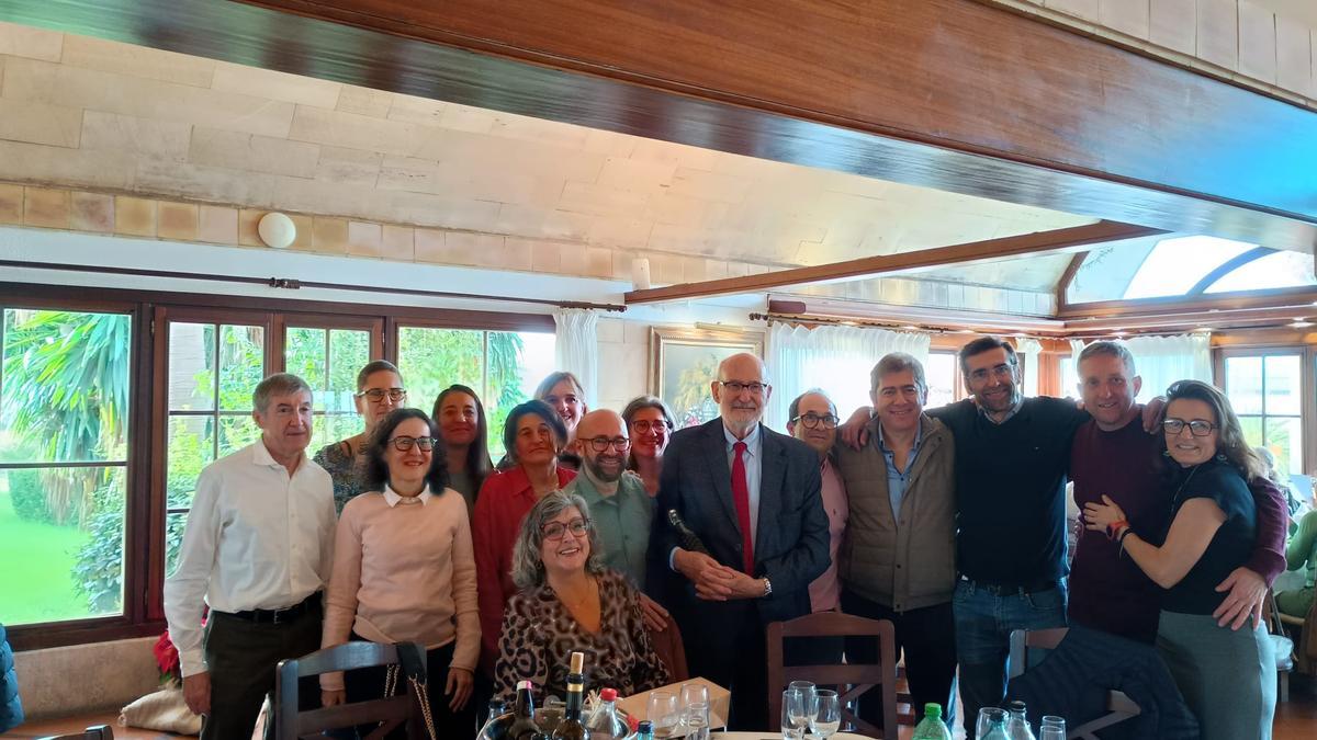 Pep Forteza-Rey rodeado de familiares y amigos en la celebración de su 80 cumpleaños este domingo.
