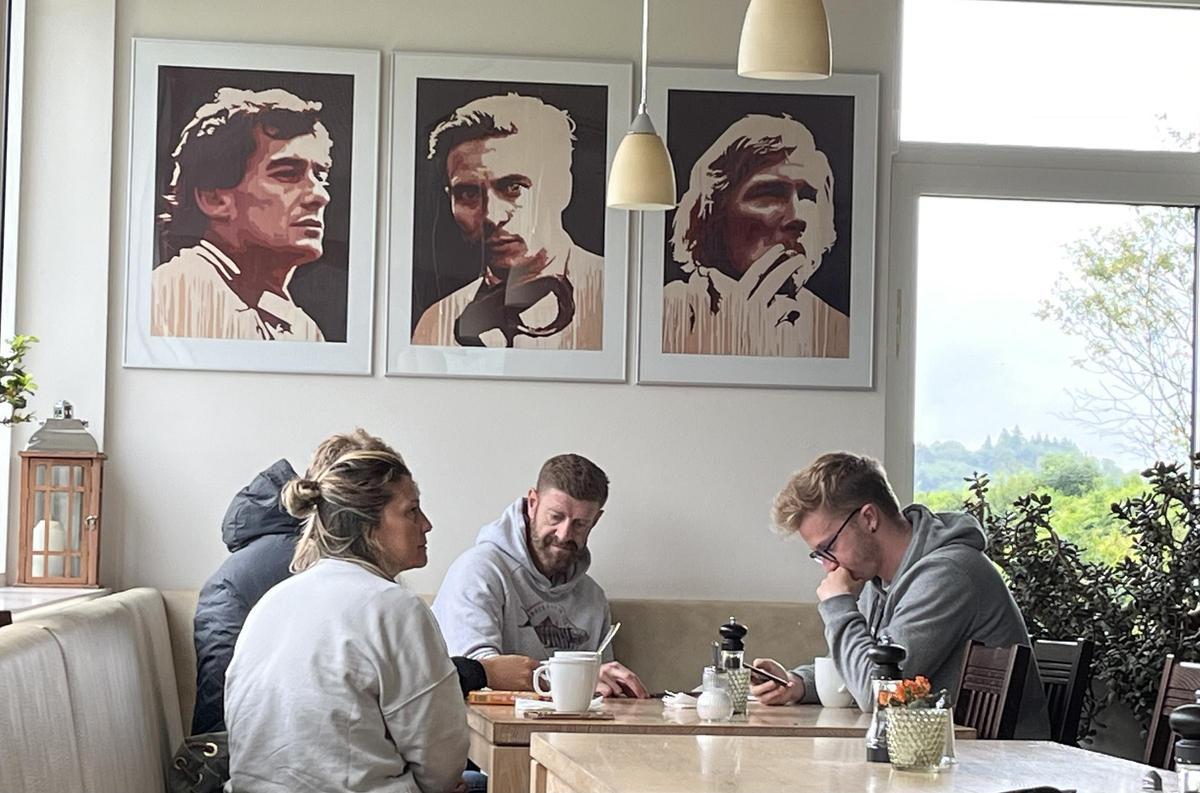 Cafeteria de Adenau con retratos de tres pilotos míticos de la F-1: Ayrton Senna, Jim Clark y James Hunt