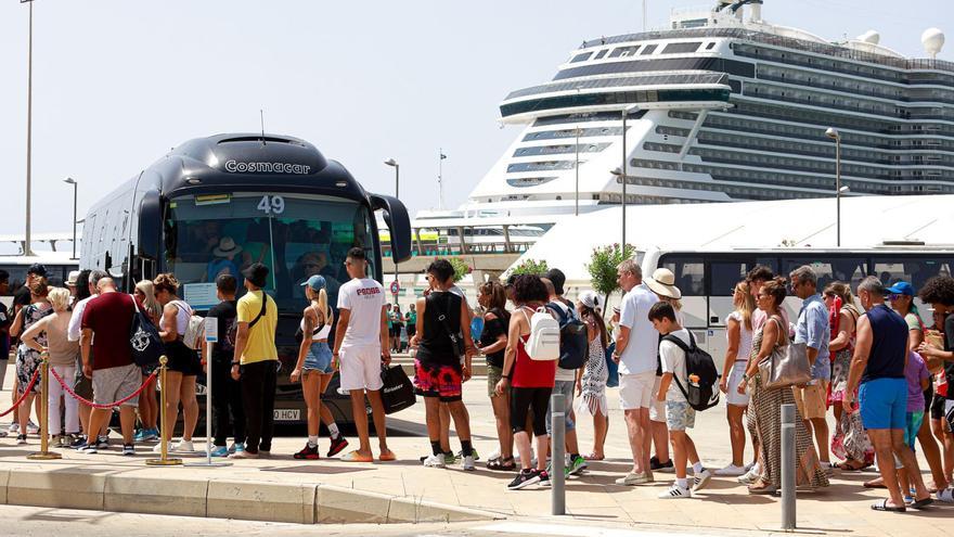 El Ayuntamiento de Ibiza y la APB optan por regular antes que prohibir la escala de cruceros