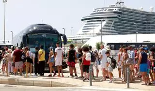 El Ayuntamiento de Ibiza y la APB optan por regular antes que prohibir la escala de cruceros