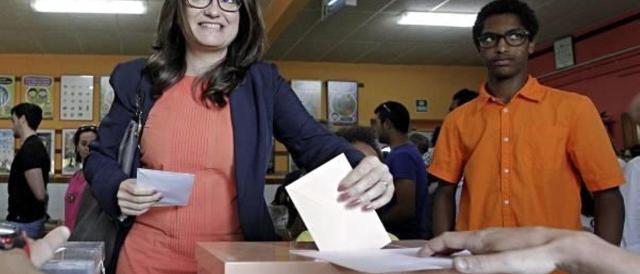 Mónica Oltra votando ayer.